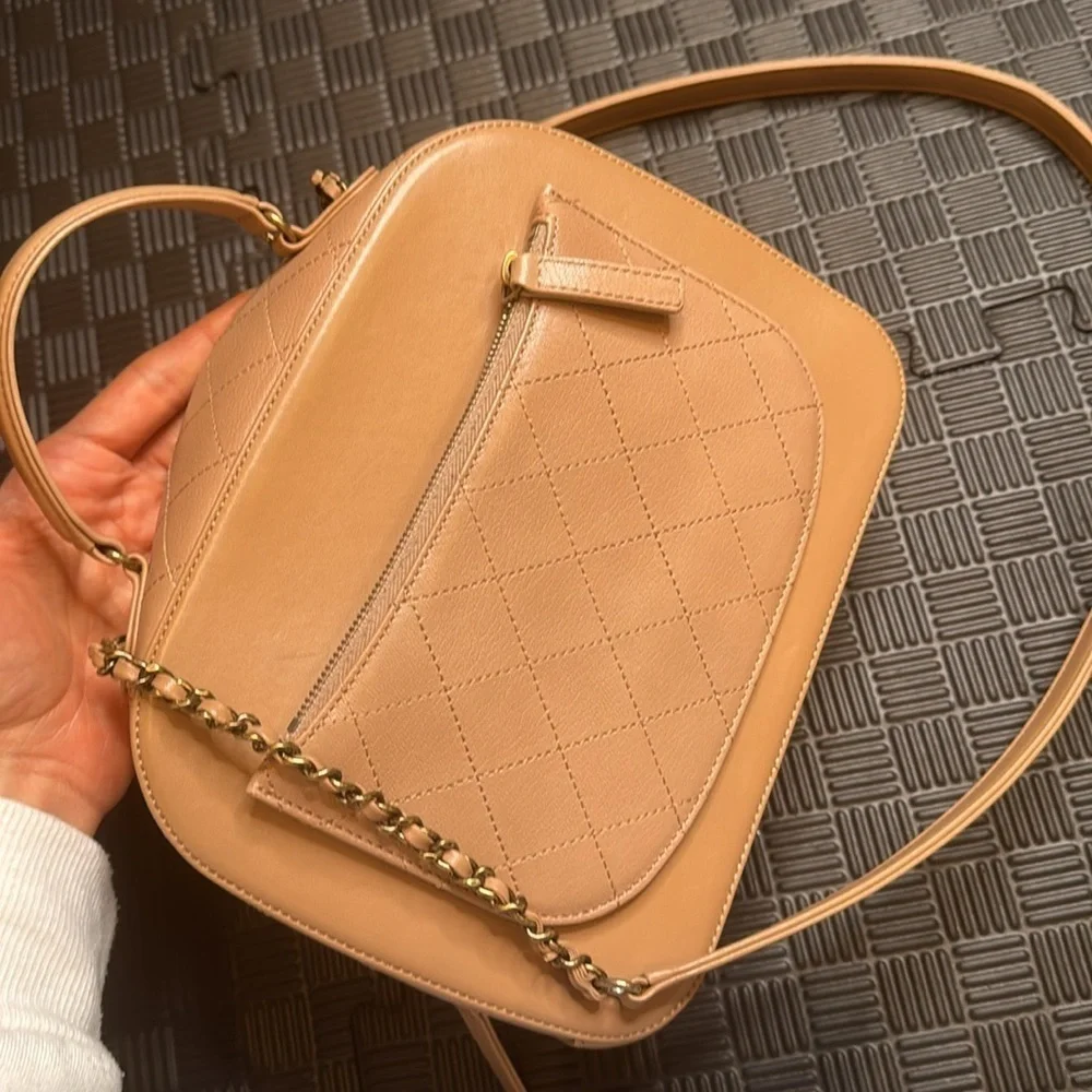 Chanel Coco Curve Vanity – Beige Shiny Calfskin & Goatskin, Antique Gold-Tone Ch
